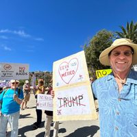 Estadunidenses en Baja California protestan contra “dictadura fascista” de Donald Trump (Video)