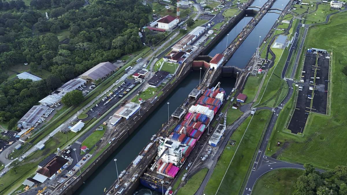 Un buque de carga atraviesa las esclusas de Agua Clara del Canal de Panamá en Colón, Panamá