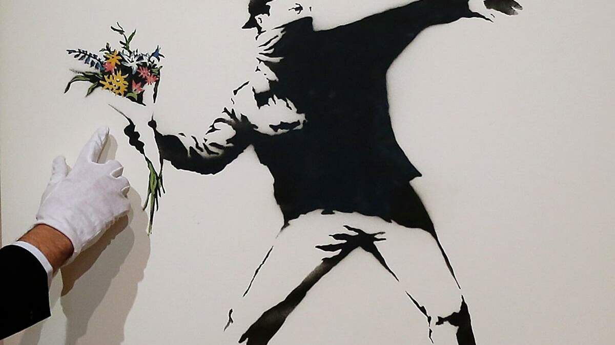 "Flower Thrower", una de las obras más célebres de Banksy. Fuente: (Twitter)
