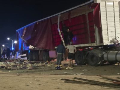 Intentaron saquear un camión con verduras que volcó en Plaza Huincul