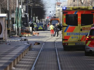 Auto embiste contra multitud en oeste de Alemania; hay un muerto y varios heridos