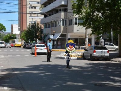 La Policía realizó patrullajes preventivos cerca de comercios del centro neuquino