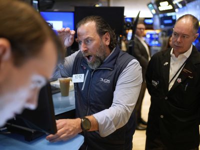 Acciones de EU se hunden al nivel más bajo desde 2020 y el dólar cae por guerra arancelaria