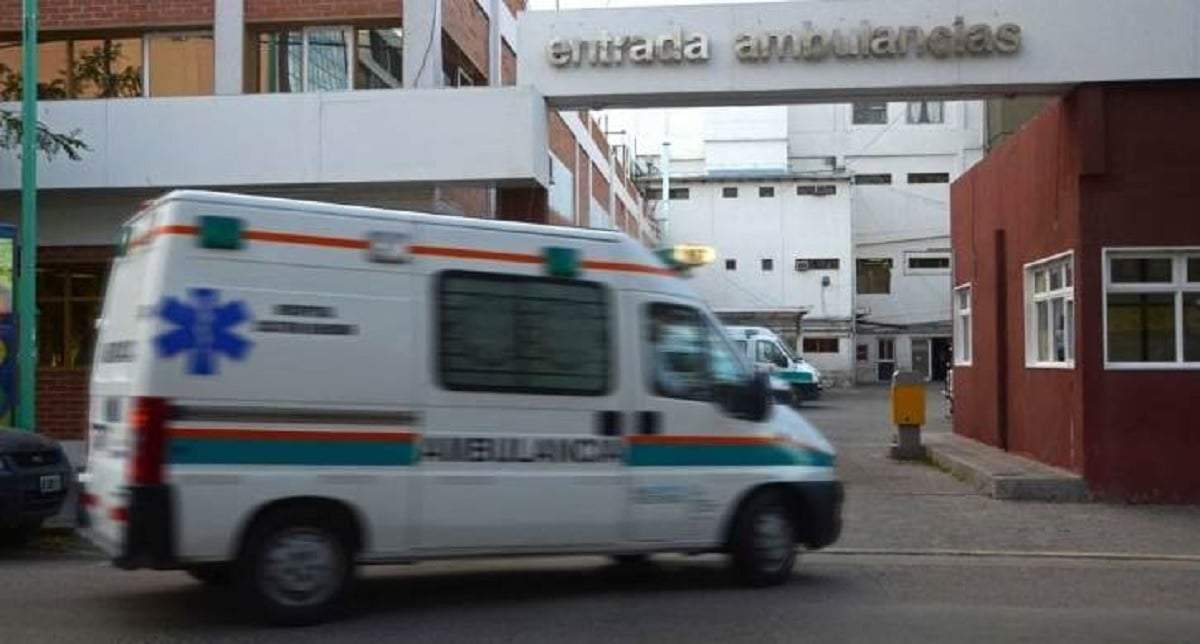 El hombre apuñalado fue internado en el Hospital Castro Rendón. Fuente (X)