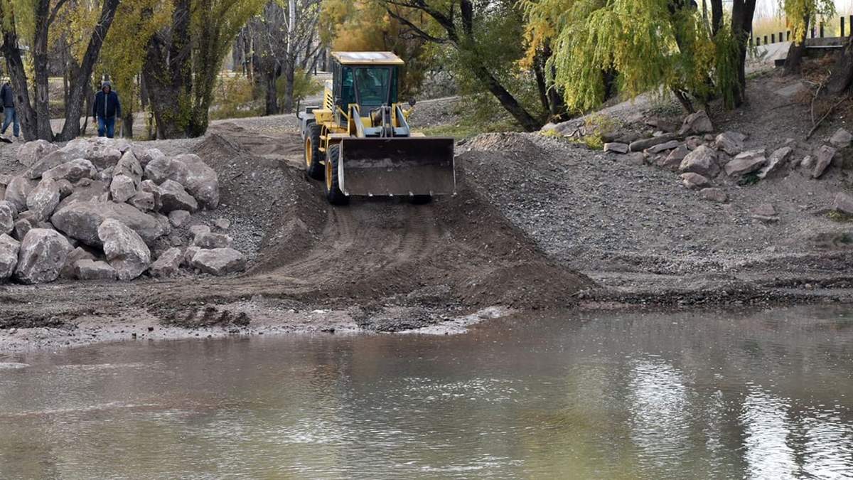 Los trabajos en el Río Limay. Fuente: (Twitter)