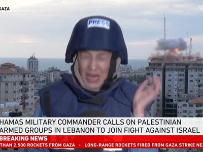 Ataque israelí aterroriza a periodista de Al Jazeera cuando transmitía en vivo (Video)