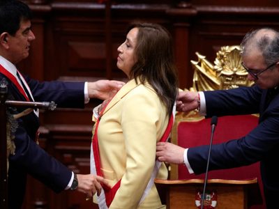 La nueva presidenta de Perú intenta formar un gobierno tras la destitución de su antecesor
