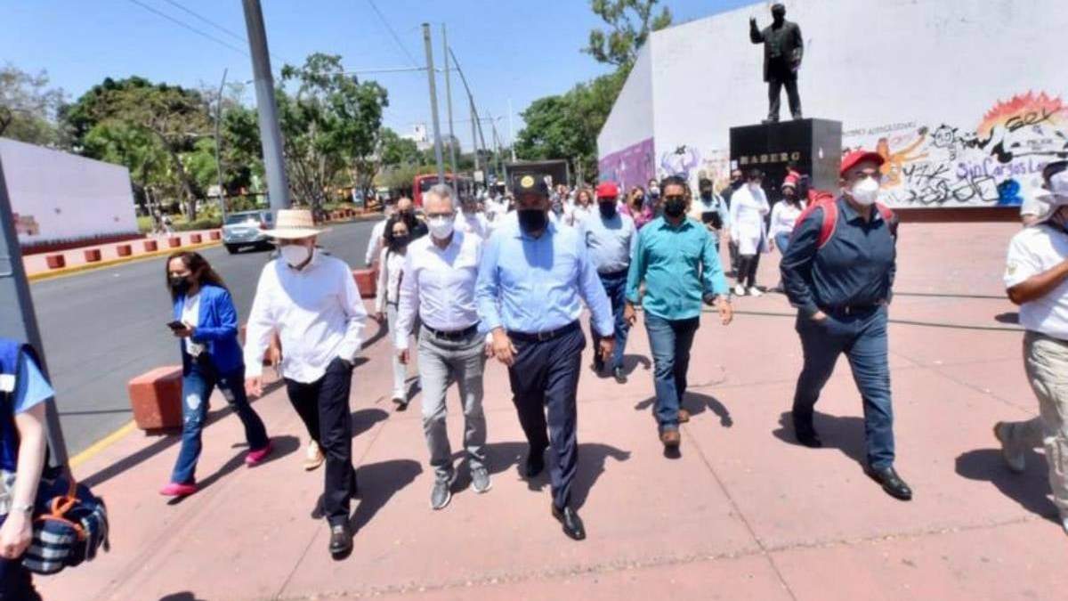 El rector Ricardo Villanueva durante la marcha de la UdeG