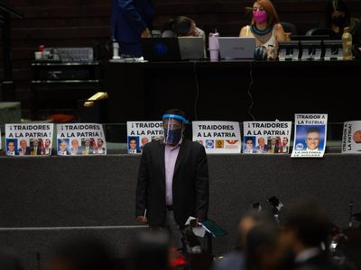 Morenistas colocan tendedero de “traidores” que votaron contra reforma eléctrica de AMLO