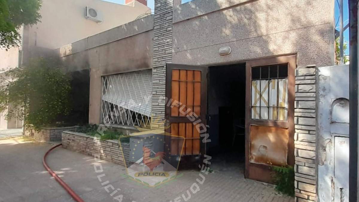 El incendio se registró en Roca 774, de Neuquén. Fuente: (Policía de Neuquén)