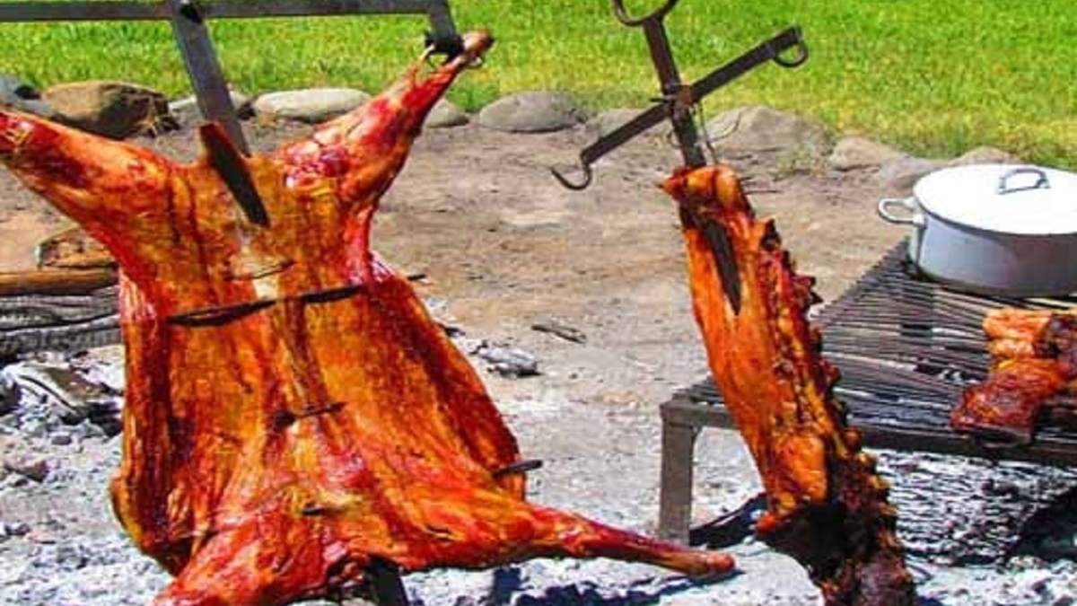 Un clásico en la región: chivitos al asador. Fuente: (Twitter)