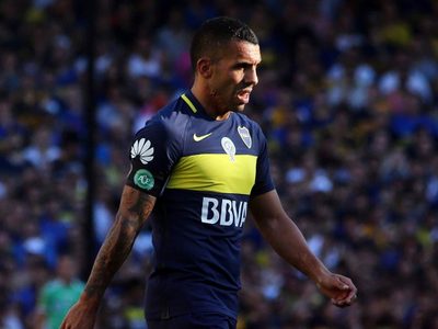 ¿Carlos Tevez con un pie afuera de Boca?