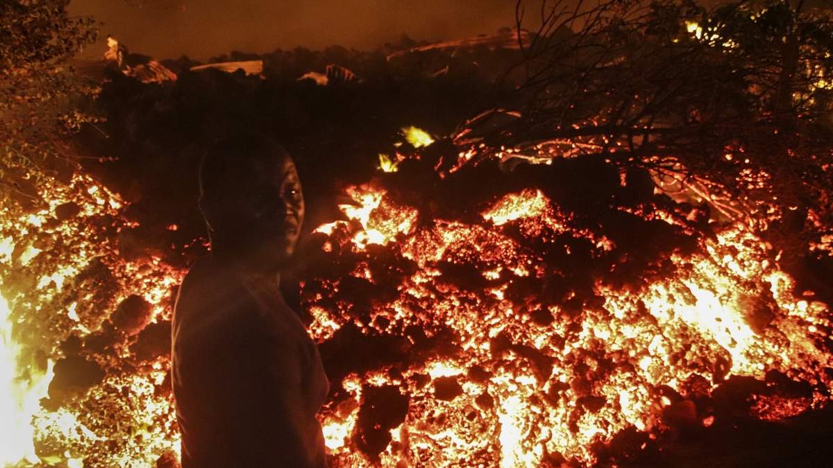 Una personas observa de cerca la lava arrojada por el volcán Nyiragongo, en el Congo. Fuente: (Twitter)