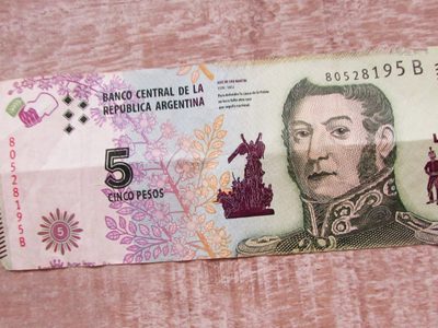 Son de 5 pesos pero valen mucho más: conocé los buscados billetes y verificá si tenés uno