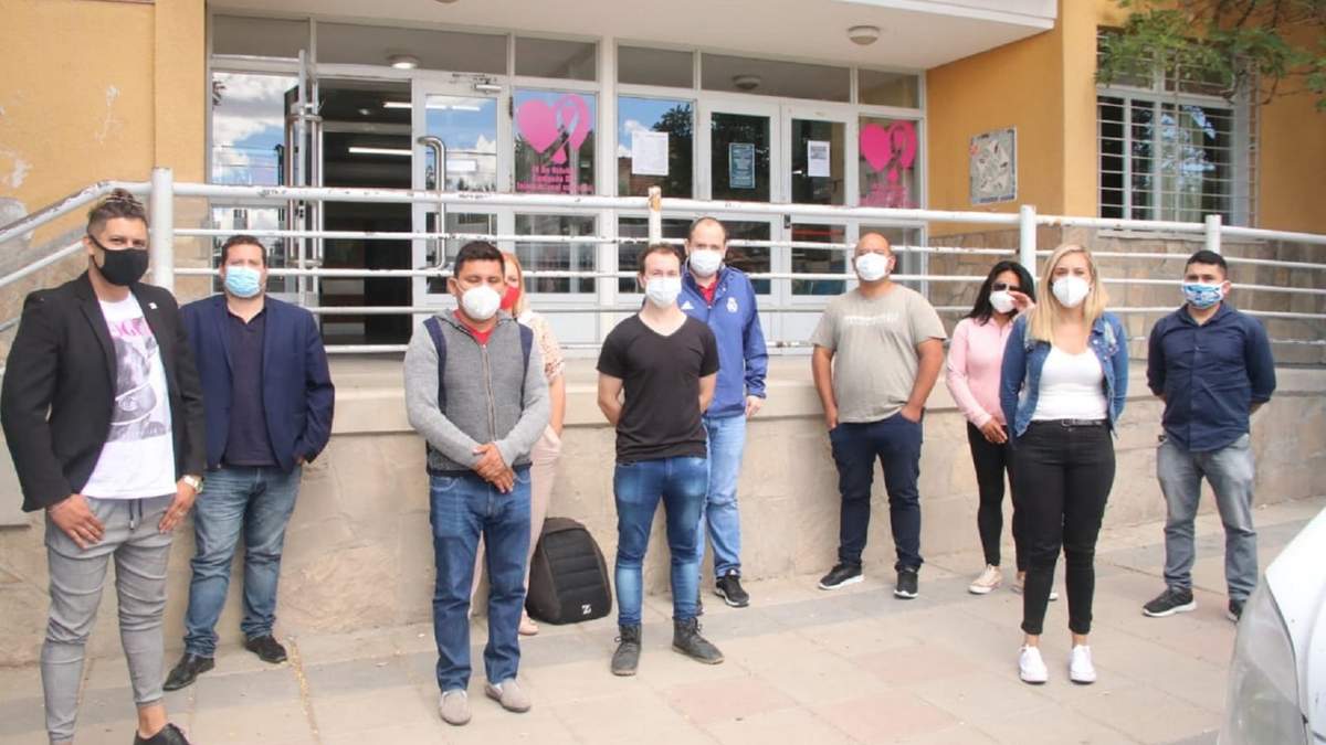Los profesionales en el acceso al Hospital Zapala. Fuente: (Twitter)