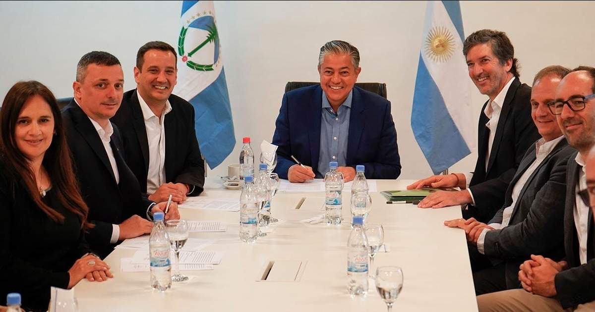 El gobernador de Neuquén, Rolando Figueroa, durante la firma del convenio con YPF. Fuente: (Gobierno de Neuquén)