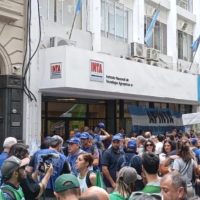 Trabajadores del INTA se movilizaron en rechazo del Gobierno Nacional ante posibles despidos