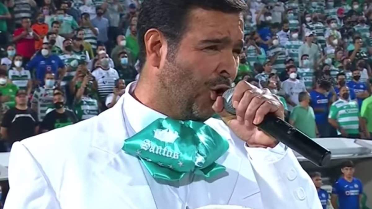 Pablo Montero en la interpretación del Himno Nacional