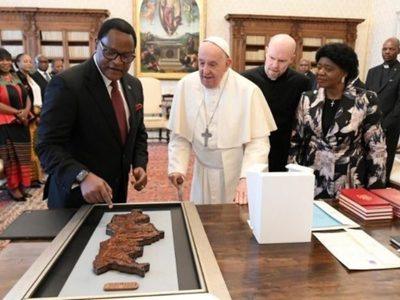 El Papa recibe al presidente de Malaui y le regala una pieza que representa un barco de migrantes