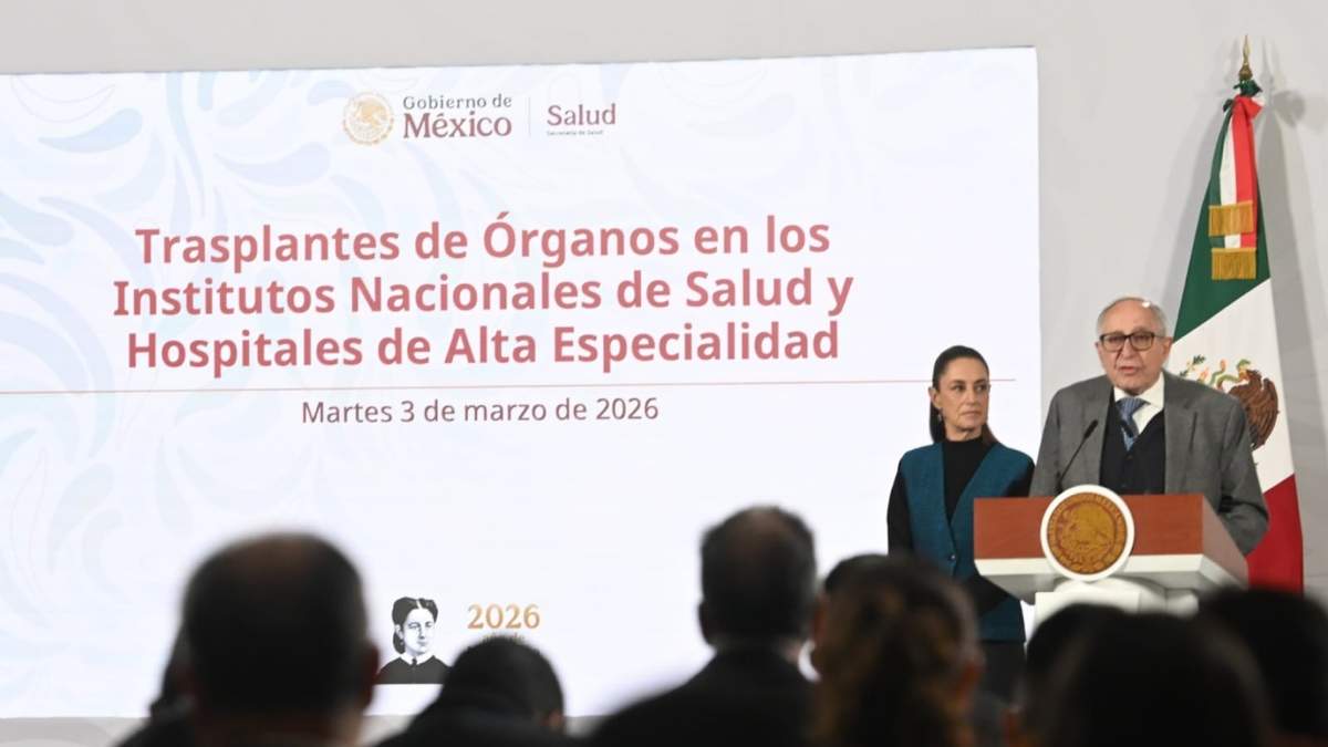El secretario de Salud (SSA), David Kershenobich, al lado de la presidenta Sheinbaum