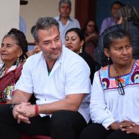 Oaxaca: alcalde morenista entrega las llaves a Dios; otro, da a actor de Televisa imagen cultural