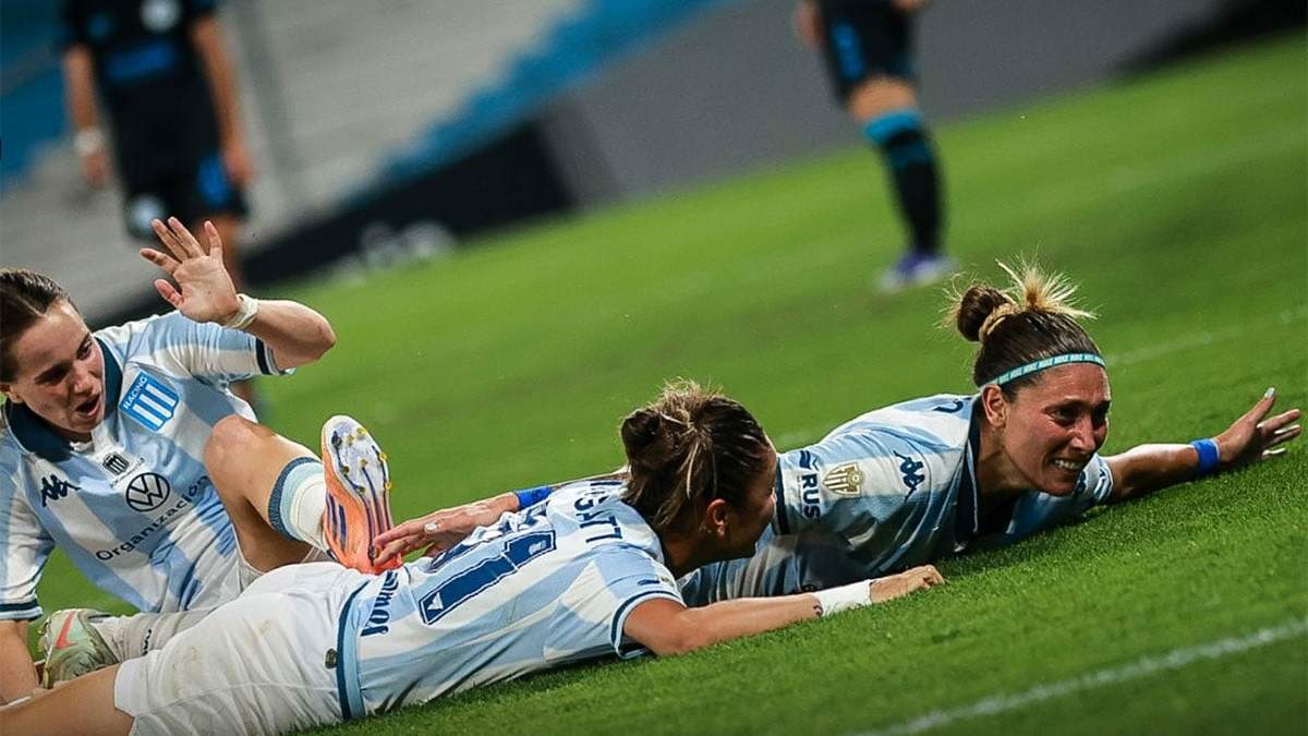 Rocío Bueno se tiró de palomita al piso para festejar el gol de Racing