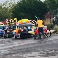 Adorna triciclo para celebrar la graduación de su hijo... y se vuelve viral
