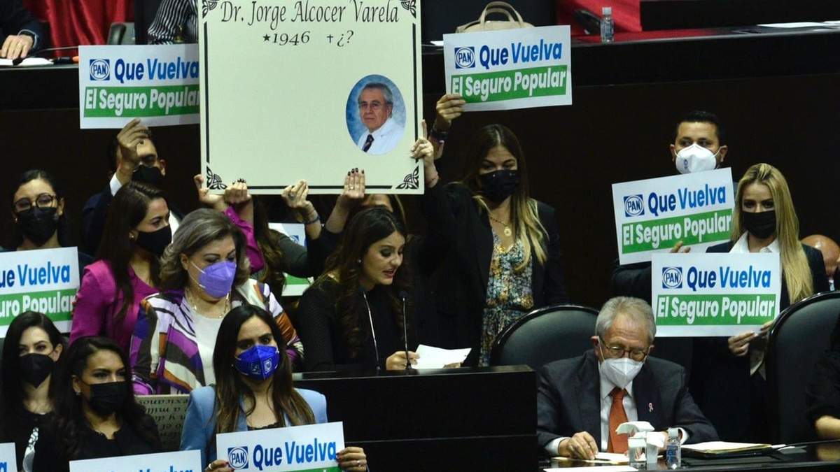 La diputada Martha Estela Romo cuestionó las cifras de muertes por covid y mostró una pancarta que simulaba una lápida del secretario