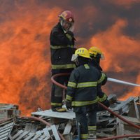 Video: un feroz incendio consumió una fábrica de aceites en La Matanza