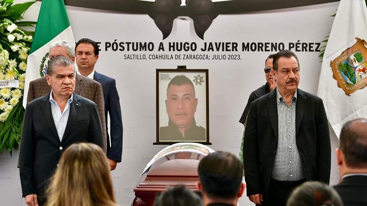 El gobernador de Coahuila, Miguel Ángel Riquelme, en el homenaje de cuerpo presente del comandante "Centauro", quien falleció el martes 24 de julio, en un enfrentamiento armado.