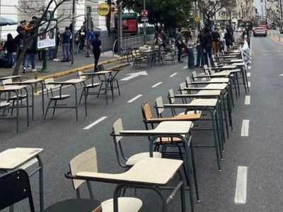 Docentes de la UBA dictan clases en la calle como protesta contra el veto universitario