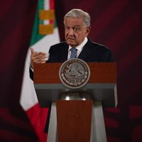 "Grotesco y absurdo" que digan que con los libros de texto se inyectará el virus del comunismo: AMLO