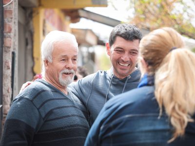 El puerta a puerta, la estrategia de Marcos Koopmann para estar más cerca de los vecinos