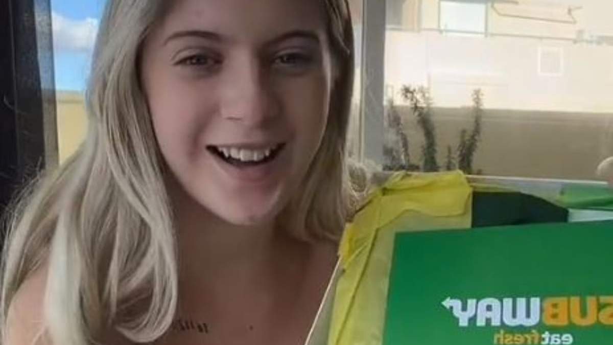 La mujer muestra el regalo que le envió Subway