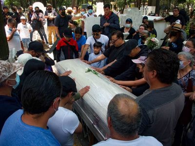 Con el grito de “¡justicia!”, dan el último adiós a Perla Cristal en Xochimilco