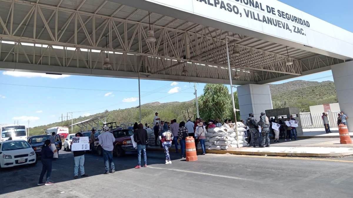 Padres y familiares bloquearon por casi 8 horas la carretera federal 54