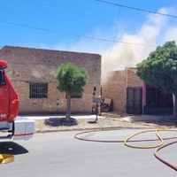 Una mujer policía rescató a tres menores del interior de su vivienda en llamas