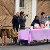 Excompañeros de la UNAM llevan pastel a Sheinbaum para celebrar su cumpleaños 62
