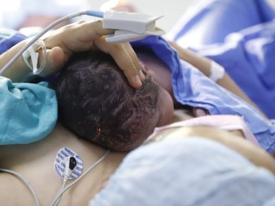 Dos bebés se disputan el título del primer nacimiento en 2022