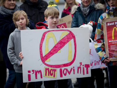 “No queremos más McDonald's”: británicos boicotean la cadena de suministros