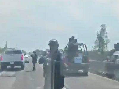 Policía estatal de Sinaloa apunta su arma hacia reportero en Culiacán (Video)