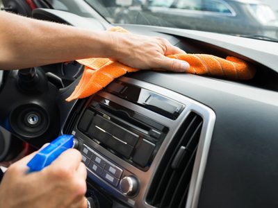 El secreto de la abuela con pocos ingredientes para limpiar el tablero del auto y dejarlo como nuevo