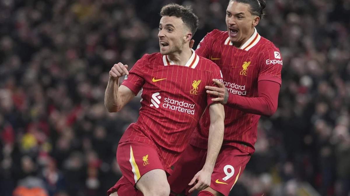 Liverpool, pese a tener un hombre menos, empató 2-2 contra el Fulham