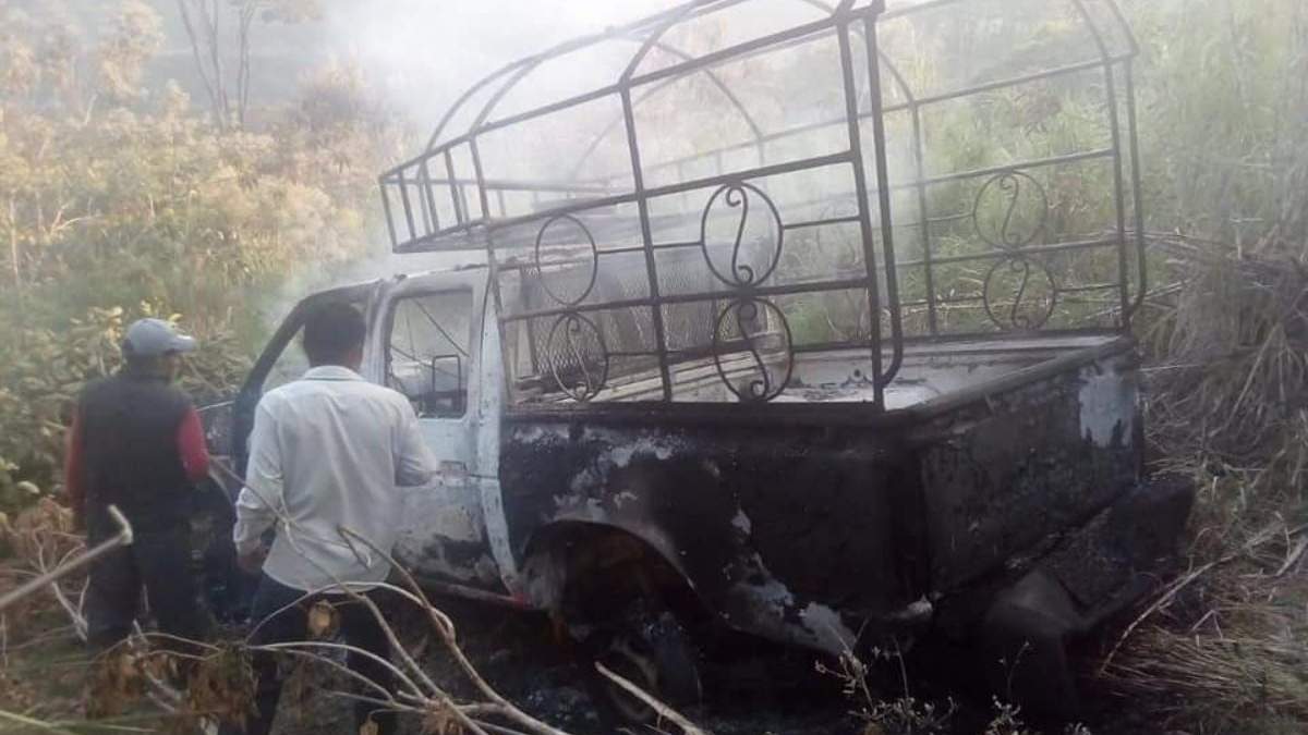 Los sicarios balearon la camioneta, remataron a sus ocupantes y luego le prendieron fuego.