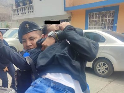 Alumno de secundaria se quita el uniforme y arma balacera dentro de la escuela en Los Reyes La Paz