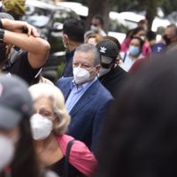 "Debería darte pena andar con López Obrador de la manita", reclaman a Arturo Zaldívar en la casilla