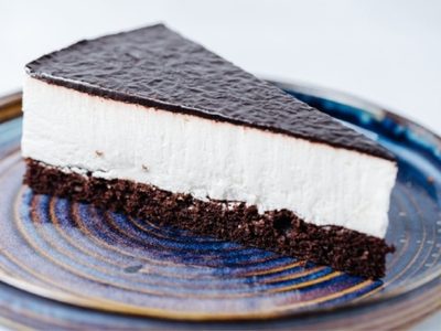 Tarta de queso rápida y deliciosa: la receta exprés con galletas y chocolate que lo único necesita es que pongas la pava para el mate