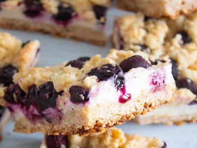 Sin prender el horno y sin gluten: hacé está torta matera de arándanos mientras ponés la pava