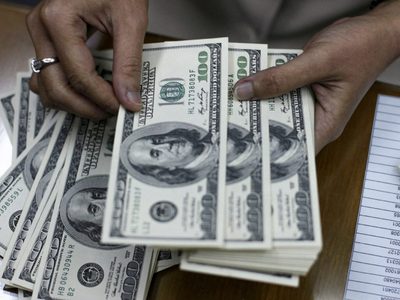 El dólar cerró en $1.375 y tuvo una suba semanal en torno al 6%