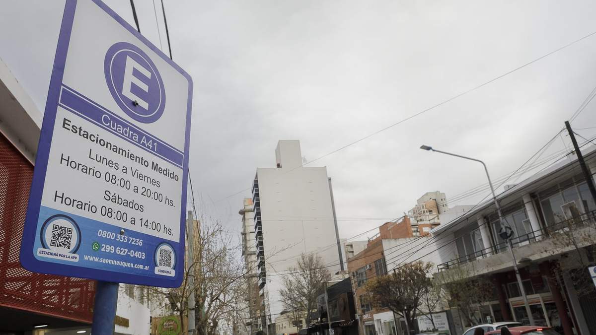Habilitarán nuevos lugares para poder estacionar en el centro de Neuquén. Fuente: (Emiliano Ortiz)